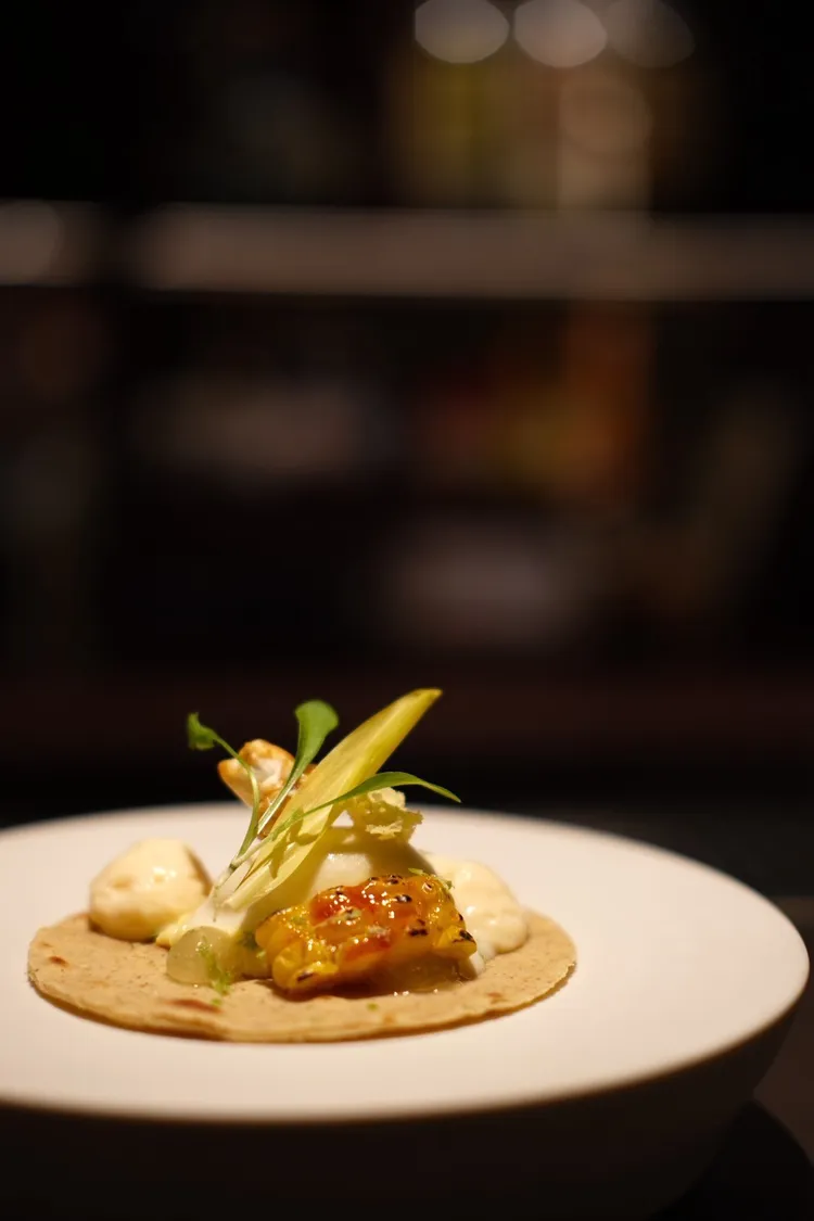 米其林一星Impromptu餐廳主廚李皞(Paul Lee)端出他的私房點心-塔可、白巧克力、辣椒。麗晶精品提供