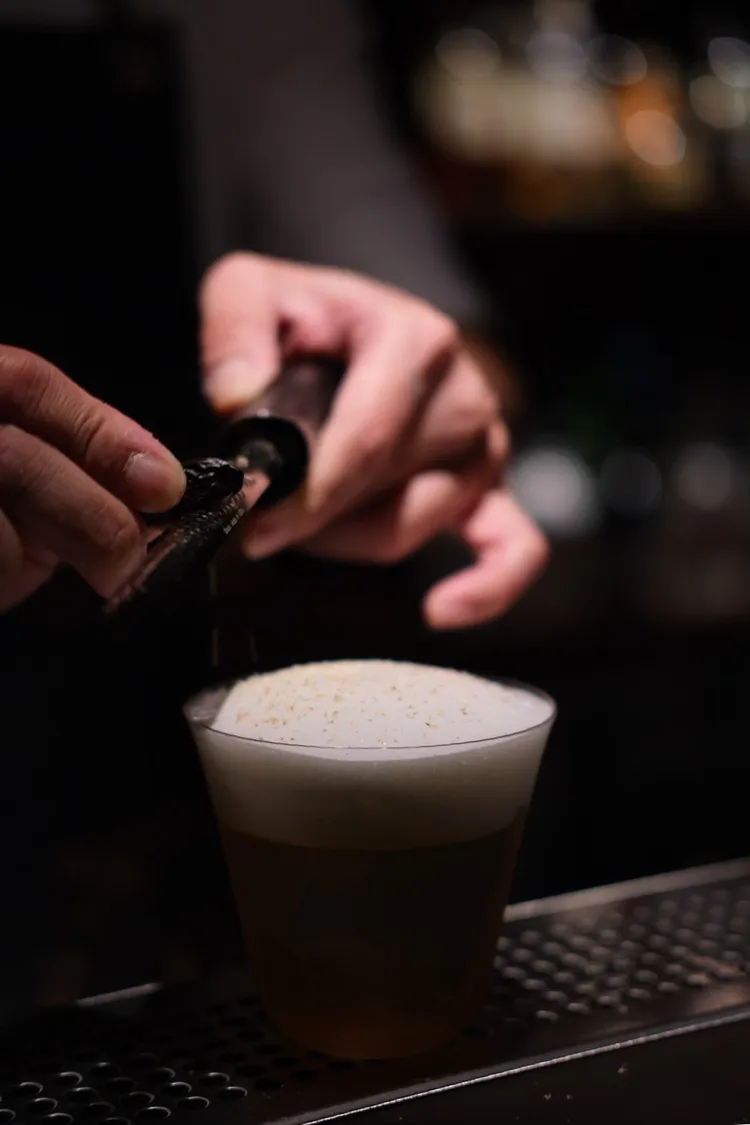 Bar Impromptu首席調酒師Daniel特調的Southern Delight南方蜜語，讓整趟美食獵遊行程在微醺餘韻中畫下完美句點。麗晶精品提供