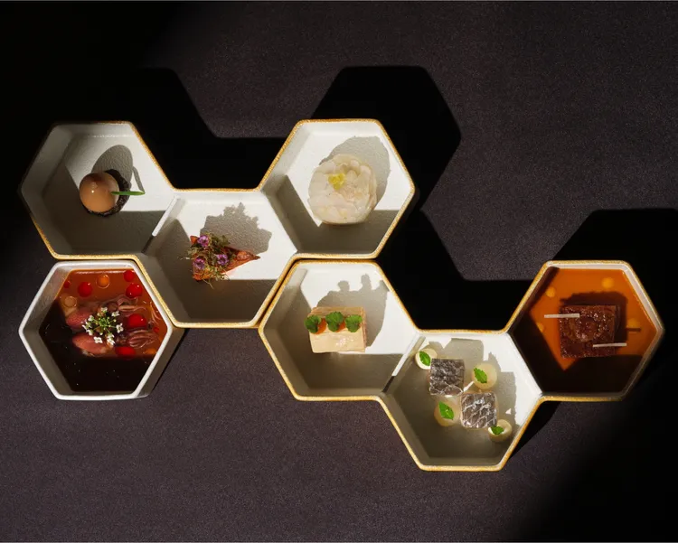 Circum-最著名的開胃前菜—七小板，為獨一無二的美食獵遊Restaurant Safari展開序幕。麗晶精品提供
