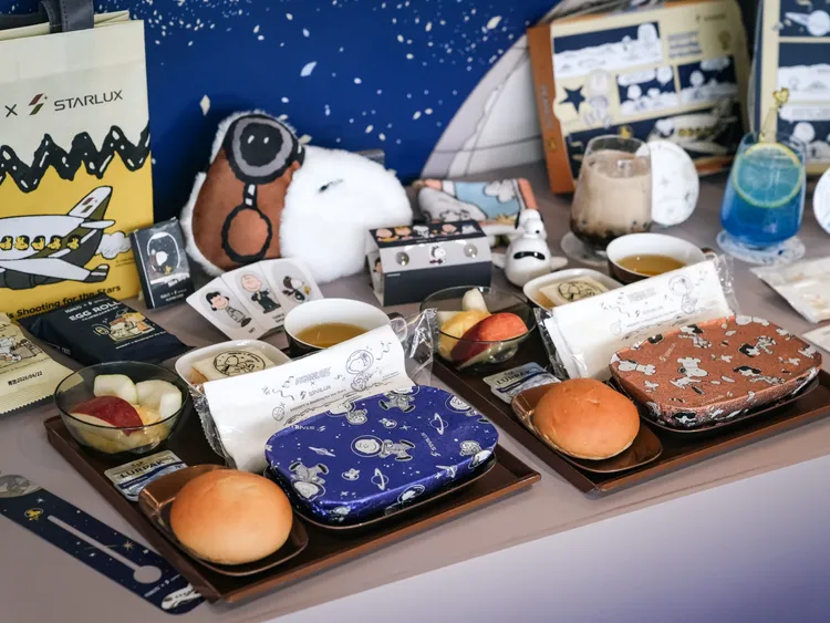 主題航班餐點與備品也換上史努比樣式。星宇航空提供
