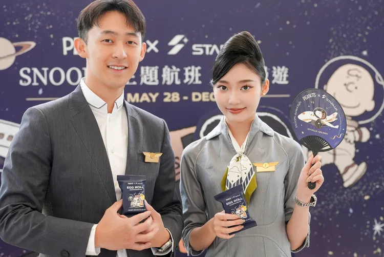 史努比主題航班開航送出扇子等周邊小禮。星宇航空提供