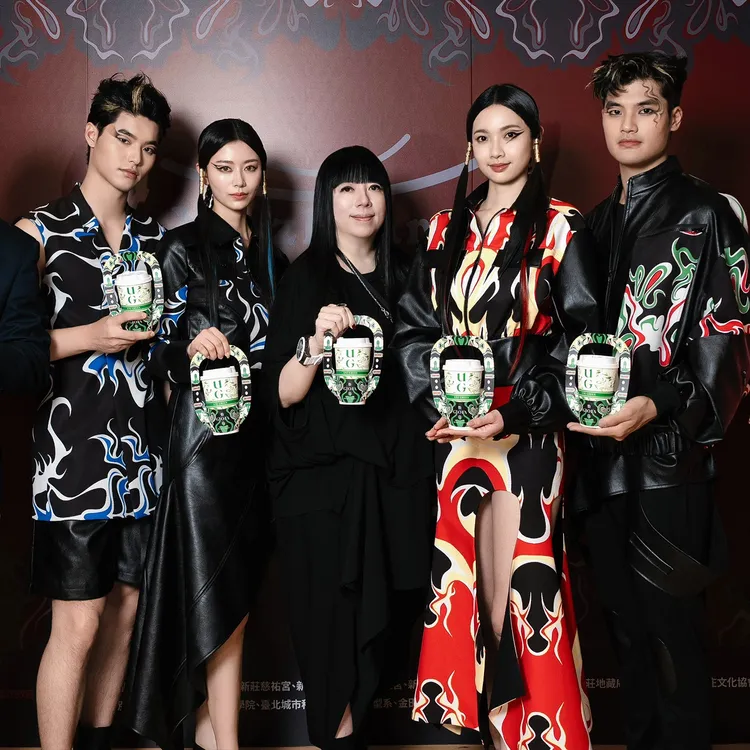 潘怡良(中間者)大膽創新，將官將首等宗教民俗圖騰，融入時尚服飾。文化局提供