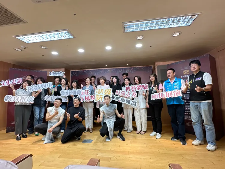 文化局今天舉辦「潮盛新莊」記者會，公布部分走秀服裝與文創商品，令人大開眼界。曾佳俊攝