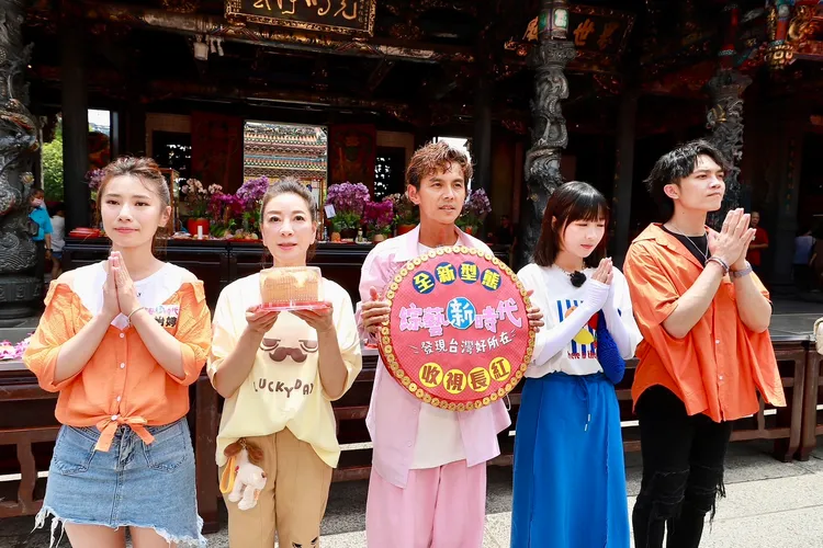 郭忠祐（右起）、籃籃、阿翔、楊繡惠及陳怡婷在龍山寺拜拜，祈求節目收視長紅。民視提供