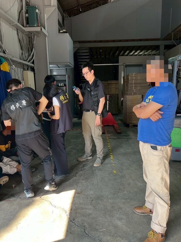 現場盤查藍衣男子認了就是仲介，還供出仲介過程及黑工住宿地點。移民署提供