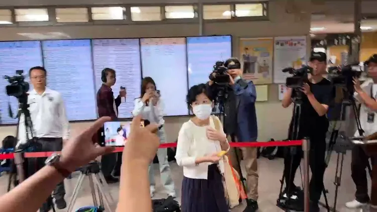 柯文哲妻子陳佩琪一早就到北院法警室領旁聽證，親自到法庭為丈夫加油。張欽攝