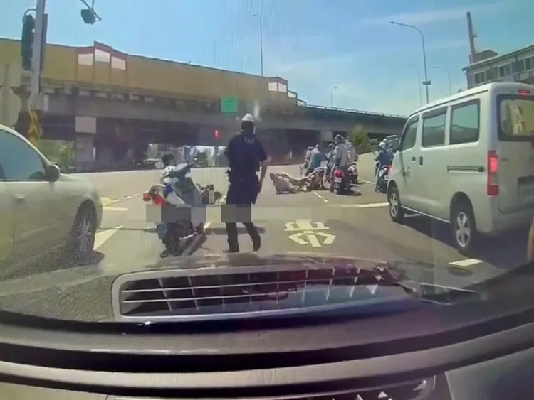 被撞飛警員立即爬起來，繼續追緝嫌犯。翻攝畫面