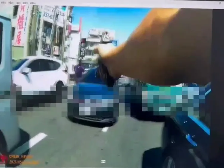 員警為壓制行動安全，共對空開槍5發進行嚇阻。翻攝畫面