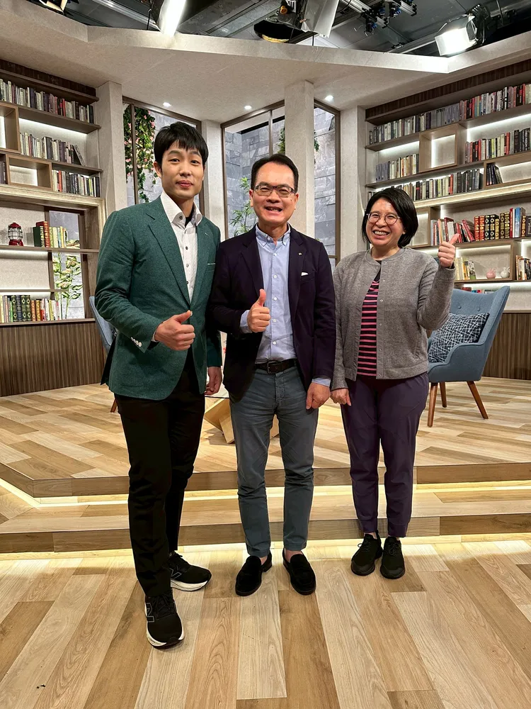 周天成（左）和物理治療師「高姐」高敏珊上節目。三立提供