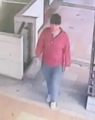 紅衣婦人推倒女童後，從反方向離去。翻攝「台中市西屯區 大小事 社團」