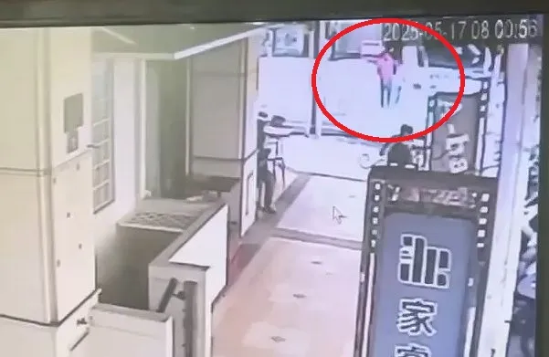 紅衣婦人莫名推倒過馬路的女童。翻攝「台中市西屯區 大小事 社團」