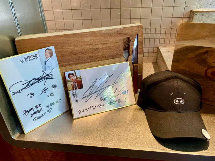 4月底時韓星Super Junior成員利特、銀赫前往餐廳搶先用餐後，在店內留下簽名。莊偉祺攝