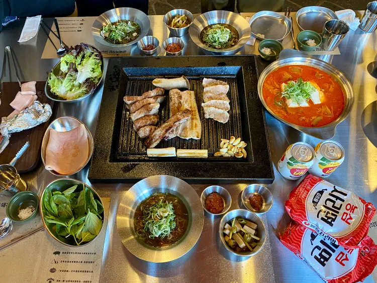 「金豬食堂」台灣店開幕後將提供套餐等選擇，包含主餐肉品、泡菜鍋、韓國拉麵與米飯。莊偉祺攝