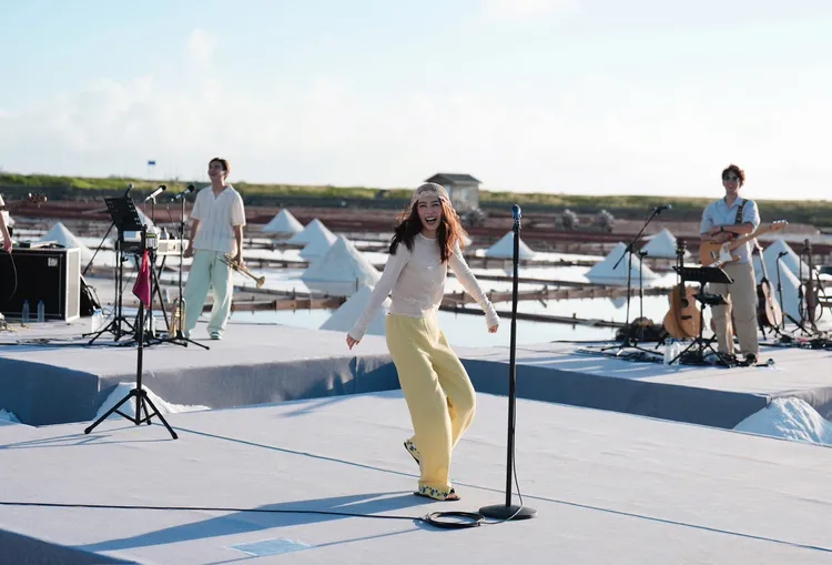 田馥甄在鹽田伴著夕陽開唱，用大自然美景與美聲灌溉粉絲身心靈。圖／何樂音樂提供