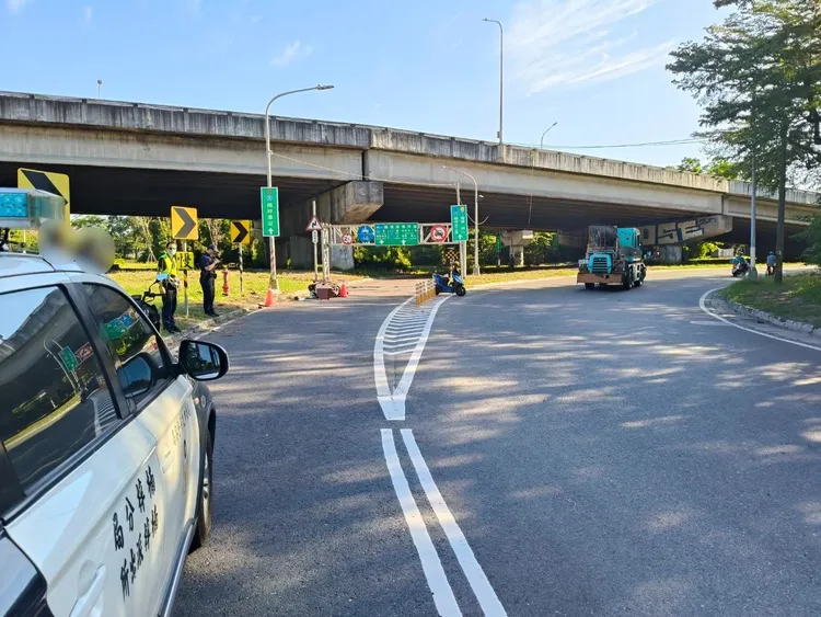 騎士擦撞道路緣石摔倒，傷重不治。翻攝畫面