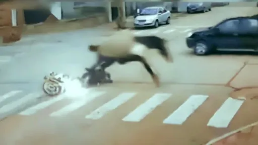 傻眼影片|騎車過馬路「被馬衝撞」 女騎士慘摔負傷