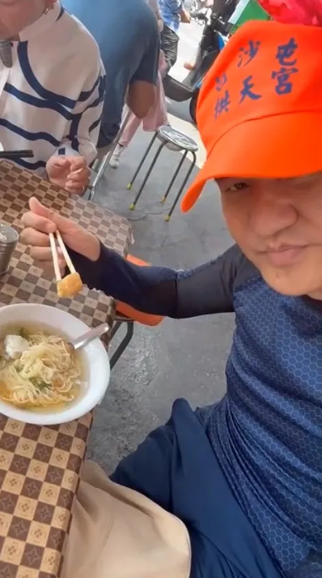 常如山品嘗在地有名的羹麵店。讀者提供