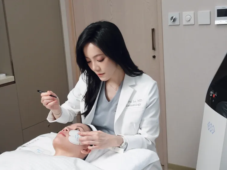 羅玉佩醫師正在為顧客貼貼片