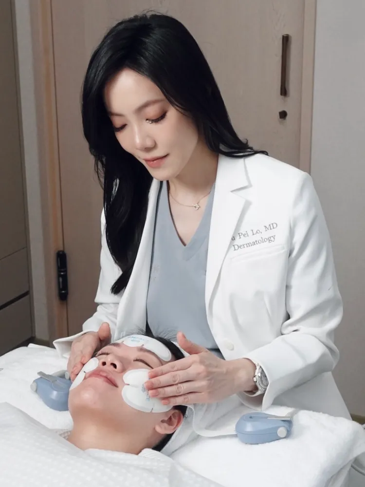 羅玉佩醫師正在確認貼片位置、方向及強度