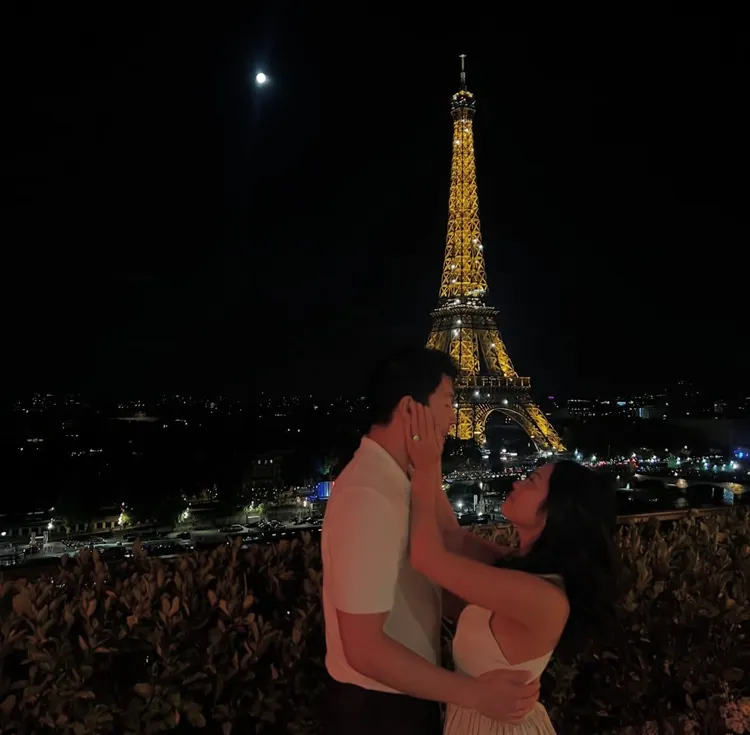 小倆口在巴黎鐵塔前相擁放閃。圖／翻攝IG
