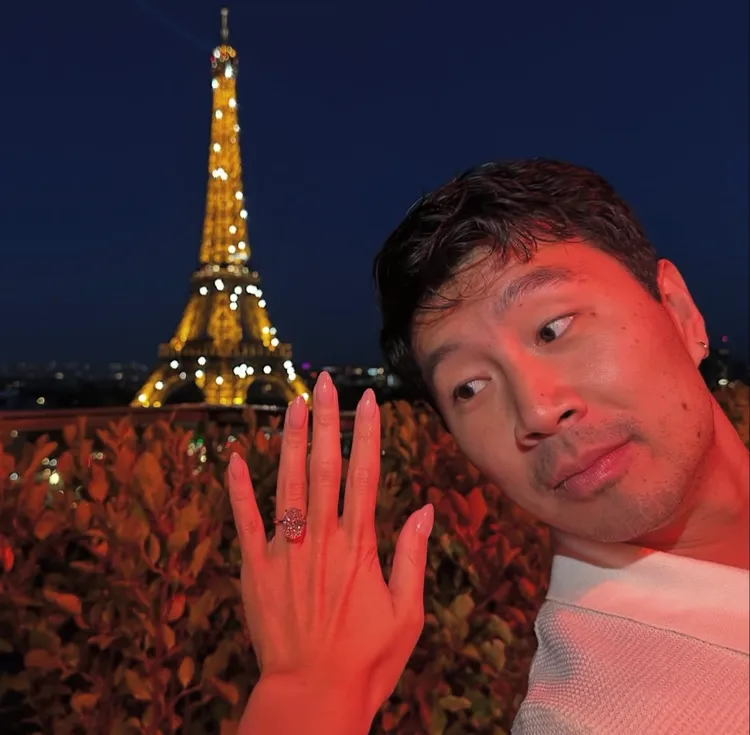 劉思慕拍下被女友「鴿子蛋」巨鑽閃瞎趣照。圖／翻攝IG