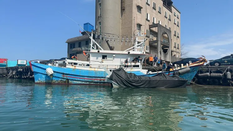 目前船隻已被拖返澳底漁港。海巡署提供