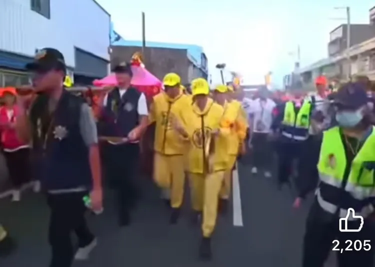 有刑警扛白沙屯媽祖鑾轎。翻攝「白沙屯媽祖全球徒步聯誼會」臉書