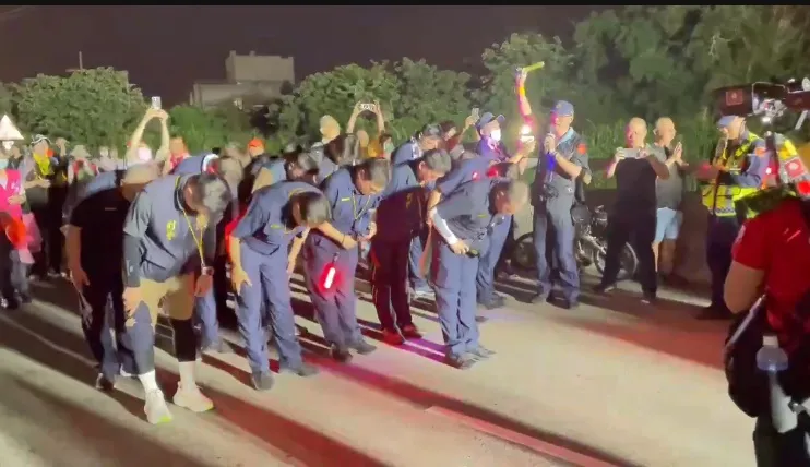 刑警脫帽向白沙屯媽祖鞠躬。讀者提供