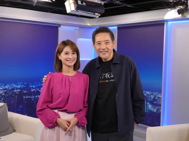 秦漢（右）接受侯乃榕專訪。台視提供