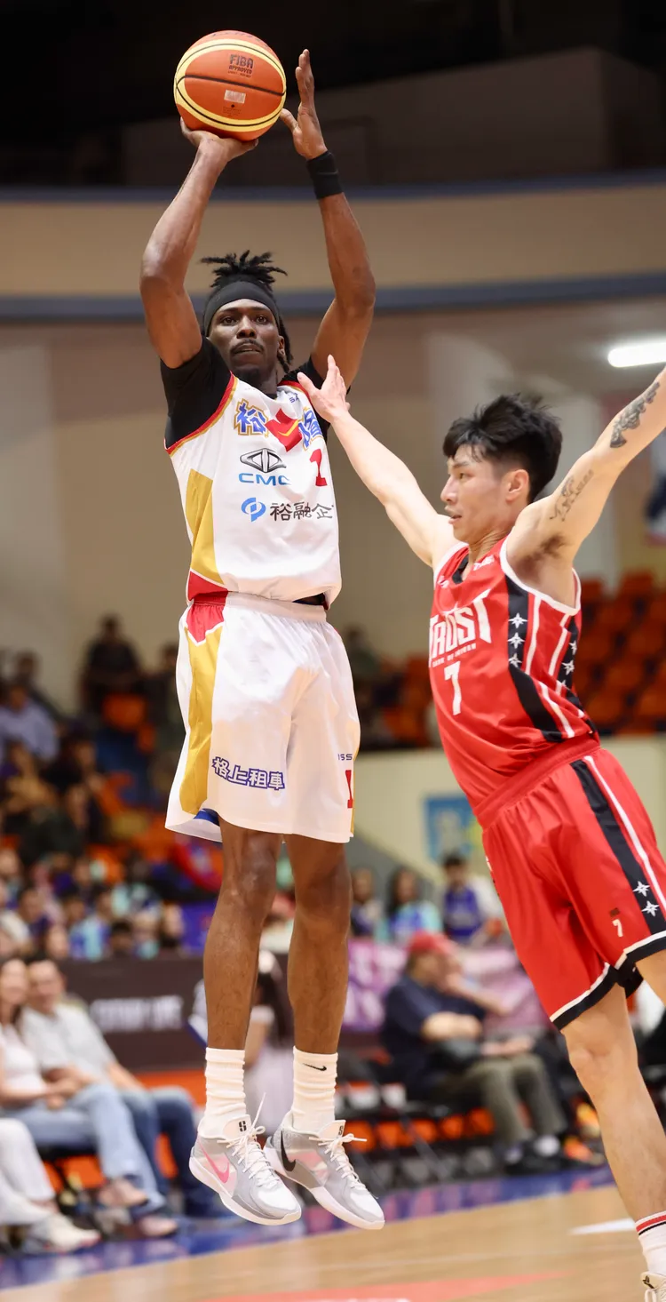 洋將布蘭登（左）是裕隆挺進冠軍賽與拿下冠軍的最大關鍵。籃協提供