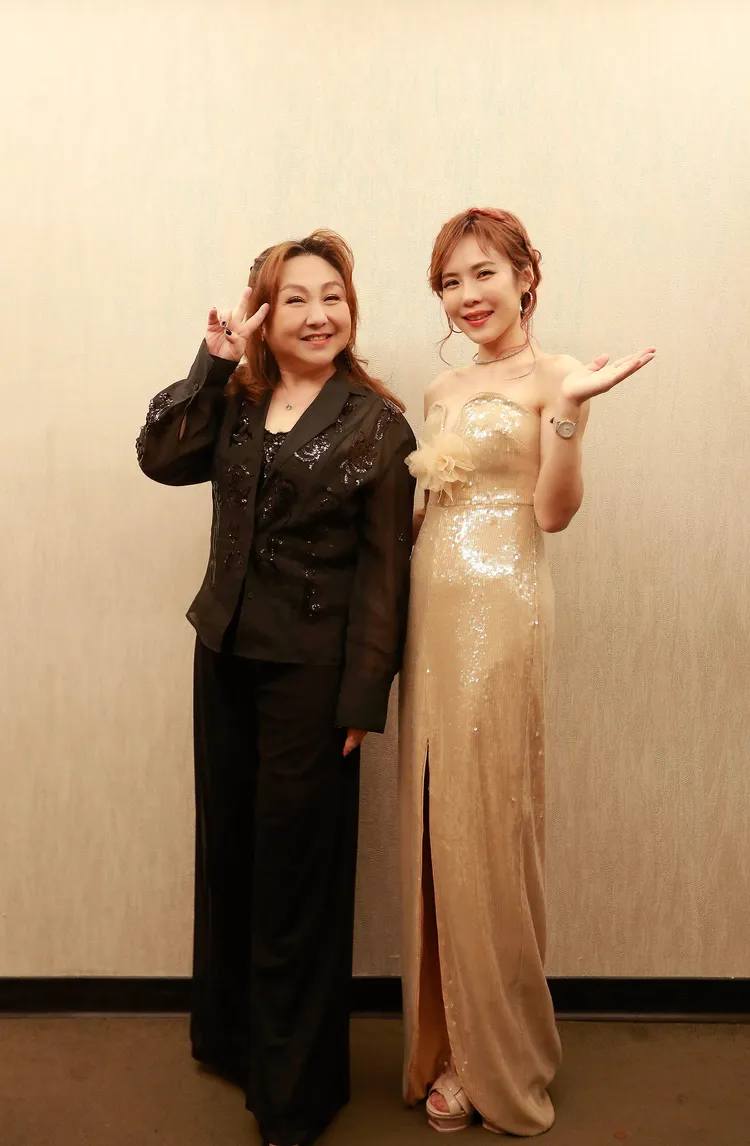 吳申梅邀鄭怡聽好歌。本人提供