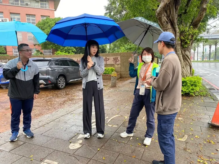 號稱「5G」蔡淑君(左二)積極處理、會勘地方事務有口皆碑。翻攝自蔡淑君臉書