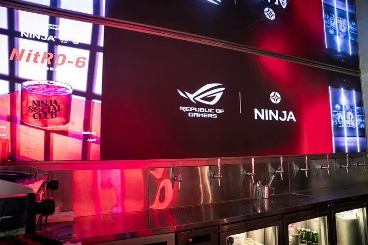 為使更多民眾深刻感受ROG「天生無懼(For Those Who Dare)」品牌精神，亦首度與東區時尚新地標—「NINJA Taipei」跨界合作。ROG提供