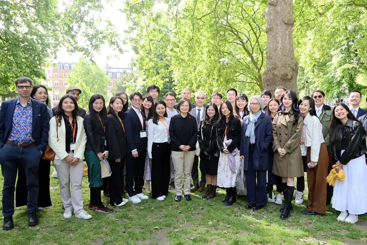 現正於倫敦留學的賴品妤，驚喜現身在與前總統蔡英文的合影中。翻攝自蔡英文臉書