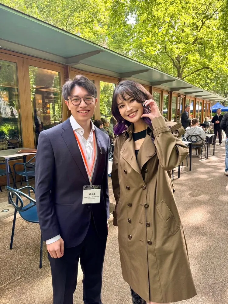 賴品妤一襲咖啡色風衣搭配黑長靴，挑染成紫色的長捲髮，感覺相當時髦酷炫。翻攝自留學生蔡宗晏Threads