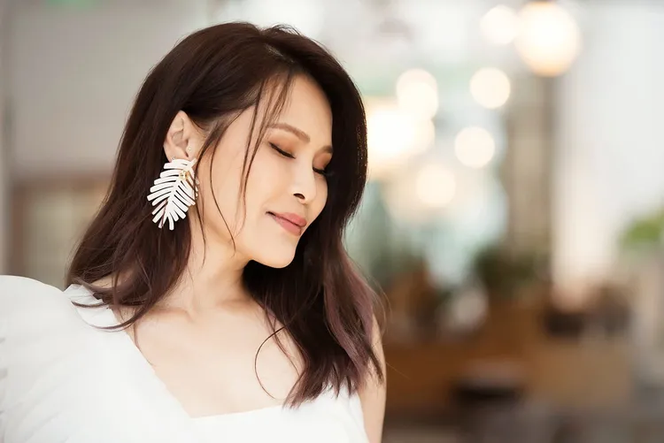 周蕙日前推出全新單曲《過客》，展現全方位音樂人才華。圖／群石國際提供