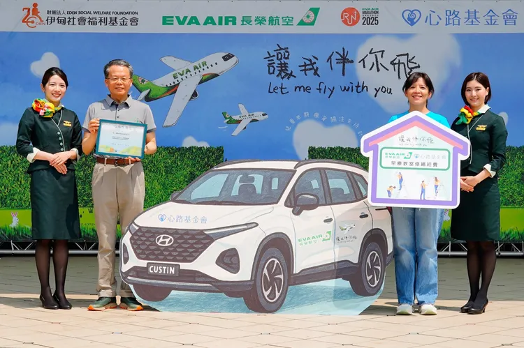 孫嘉明（左起2）代表長榮航空捐贈1台早療服務車及協助早療教室修繕予心路基金會，心路基金會副執行長王宜慧（右起2）特別致贈感謝狀。長榮航空提供