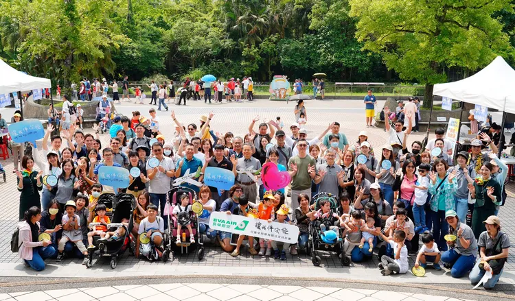 「2025長榮航空讓我伴你飛─伴飛公益日」，由長榮航空志工帶領著慢飛天使及其家庭走訪動物園。長榮航空提供