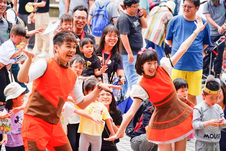 「讓我伴你飛─伴飛公益日」特別邀請親子台哥哥姐姐帶來健身操表演。長榮航空提供