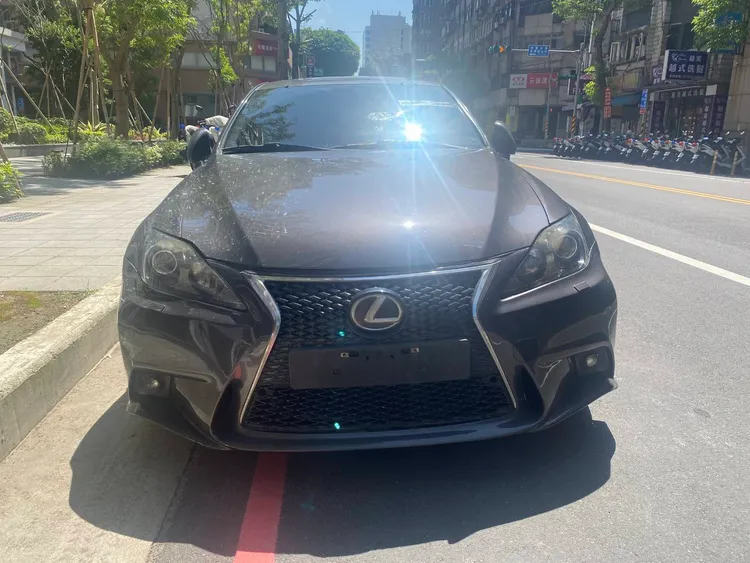 警方查獲懸掛假車牌車輛。警方提供