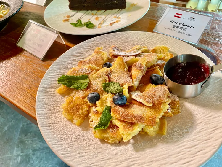 一次就可吃到9道料理的套餐有「奧地利經典皇帝煎餅」等。莊偉祺攝