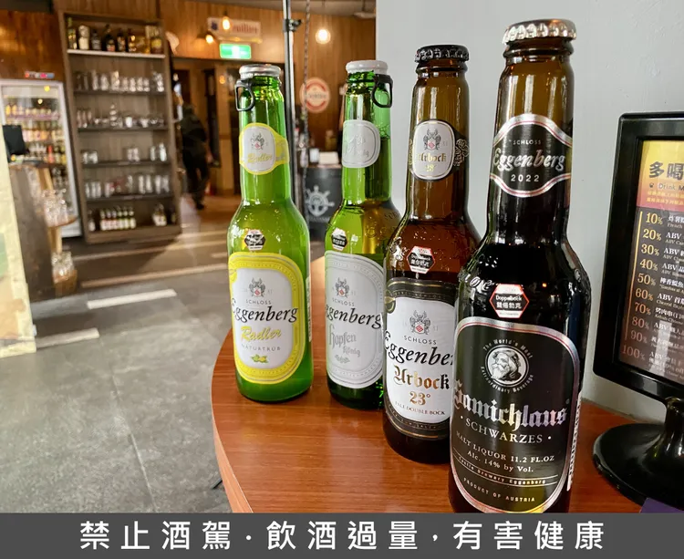 目前低溫熟成窖藏啤酒中，全世界酒精濃度最高14％的深焙陳年啤酒（右起1）等品項可與奧地利餐點搭配。莊偉祺攝