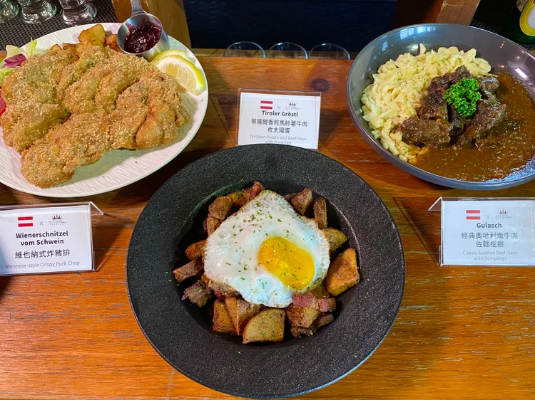 這次推出的奧地利主題餐點包含「維也納式炸豬排」（左起1）、「蒂羅爾香煎馬鈴薯牛肉佐太陽蛋」 （中）及「經典奧地利燉牛肉佐麵疙瘩」 等。莊偉祺攝