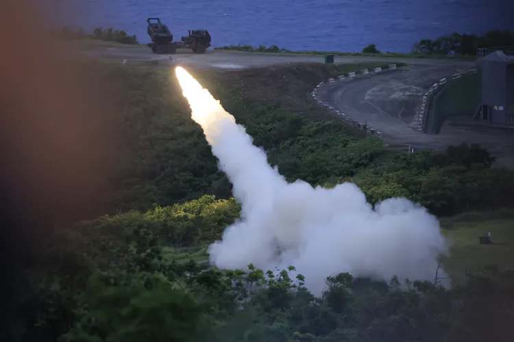 陸軍「海馬士多管火箭系統」（HIMARS）等，於今（12日）下午，由陸軍10軍團在屏東九鵬基地進行首次實彈射擊。記者李俊毅攝