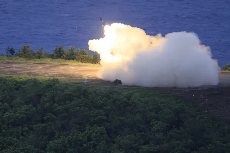 陸軍「海馬士多管火箭系統」（HIMARS）等，於今（12日）下午，由陸軍10軍團在屏東九鵬基地進行首次實彈射擊，記者直擊下歷史性一刻。記者李俊毅攝