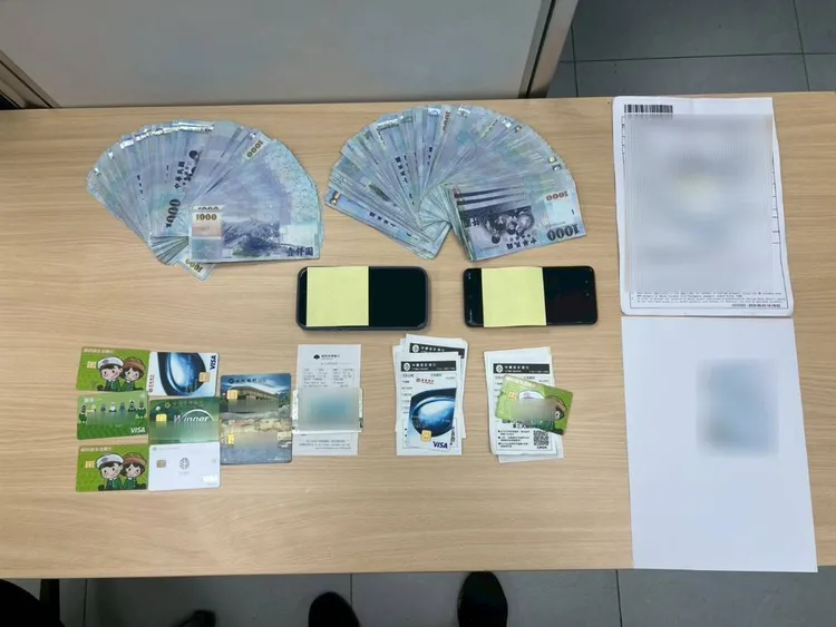 警方查獲贓款及提款卡。蘆竹警分局提供