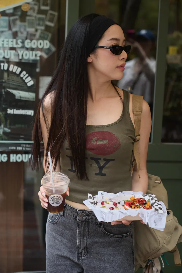 紐約貝果主題服飾系列共推出背心、水洗牛仔褲等多樣單品。品牌提供