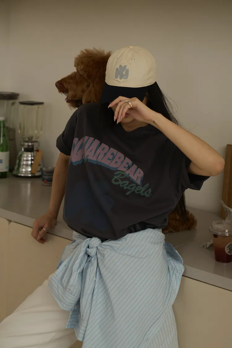 上衣採用寬鬆版型打造美式休閒感。品牌提供