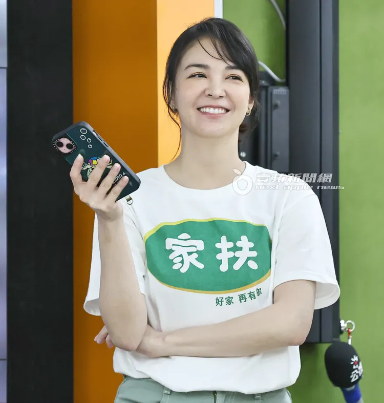 家扶基金會現場舉辦手機答題活動，張榕容與媒體一同參與。特勤中心攝