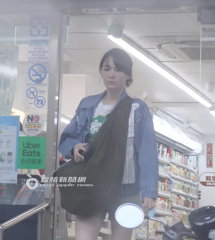 張榕容當天背著黑色布包，將包裹放進包包後返家。特勤中心攝